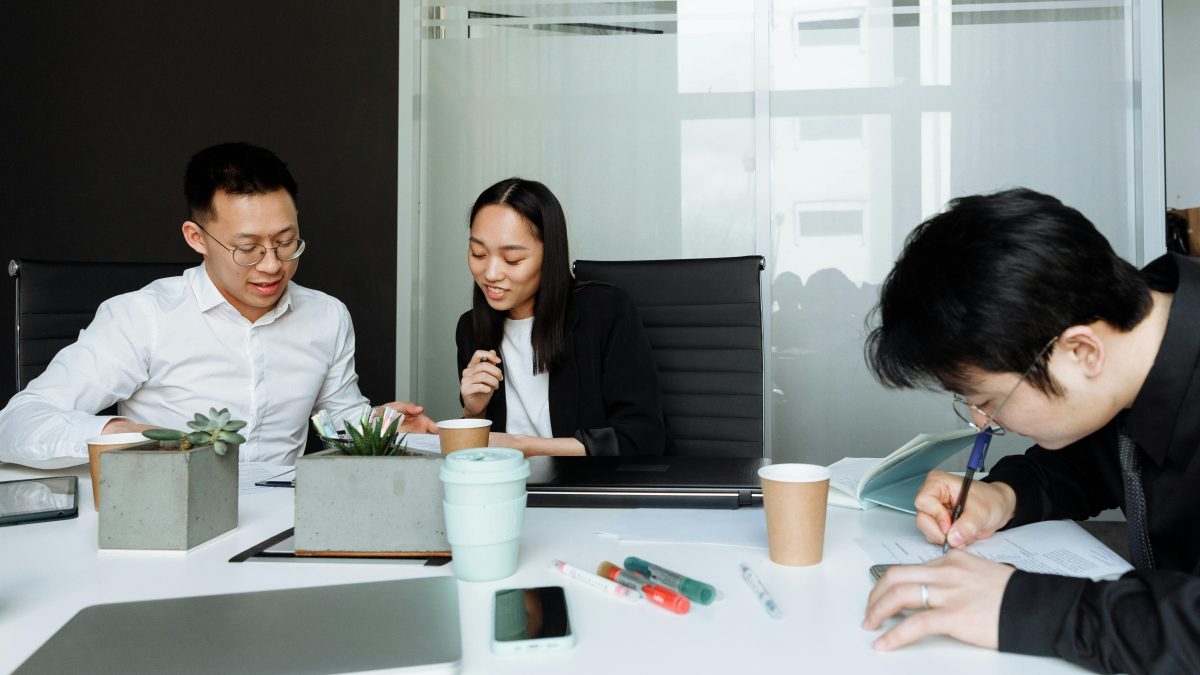 teams-having-discussion-in-meeting-room